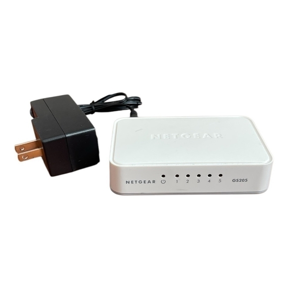 NETGEAR 5-Port Gigabit Ethernet Switch GS205 Compact Desktop Ethernet Splitter - Picture 2 of 5